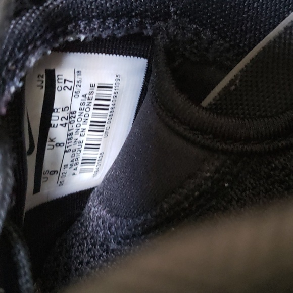 Nike Roshe men's sz.9 Pre-owned.   Black knit.  Hole left foot last picture - Picture 9 of 11